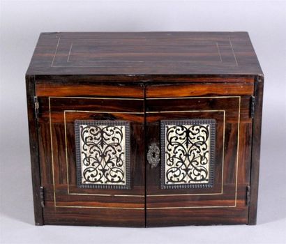 Petit cabinet en ébène de Macassar orné de...