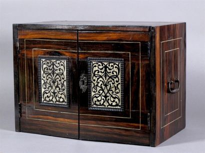 Petit cabinet en ébène de Macassar orné de...