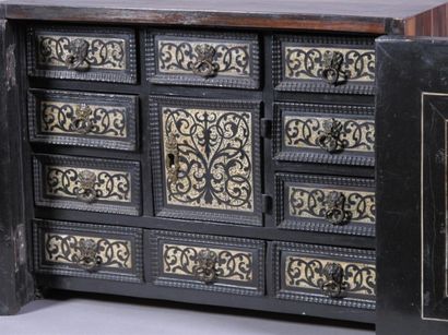 Petit cabinet en ébène de Macassar orné de...
