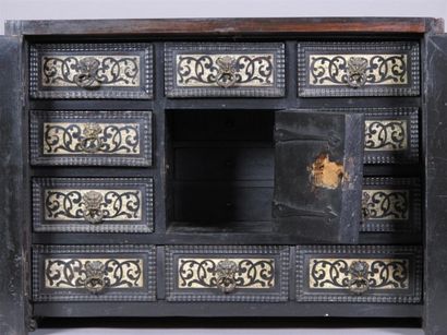 Petit cabinet en ébène de Macassar orné de...