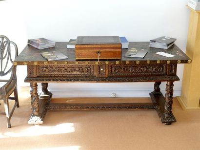 Table rectangulaire en noyer mouluré et sculpté...