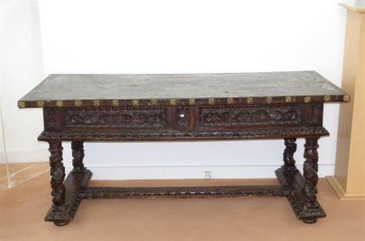 Table rectangulaire en noyer mouluré et sculpté...