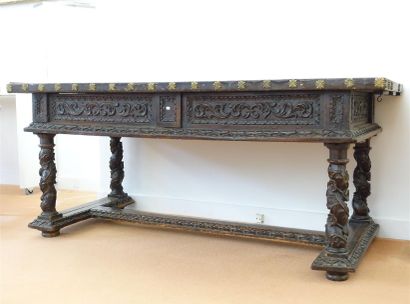 Table rectangulaire en noyer mouluré et sculpté...