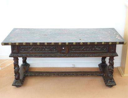 Table rectangulaire en noyer mouluré et sculpté...