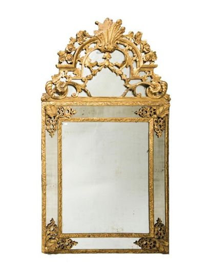 Miroir à fronton et parecloses en bois sculpté...
