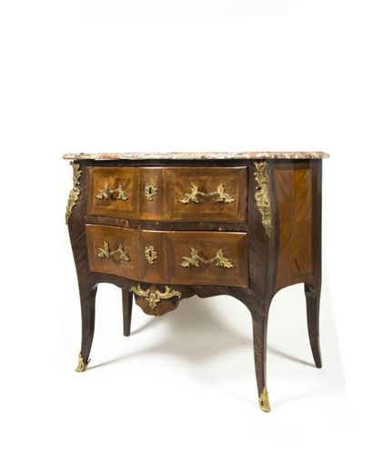 Commode galbée en bois de placage marqueté...