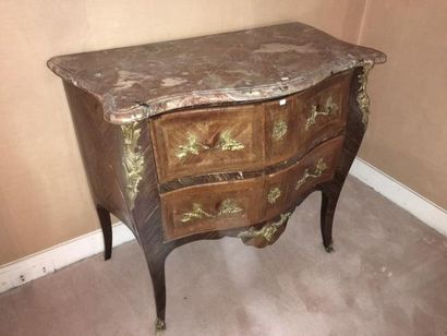 Commode galbée en bois de placage marqueté...