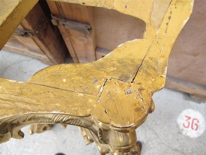 Paire de consoles en bois doré.
Dessus de...