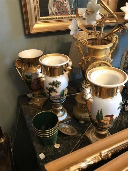 Paire de vases en porcelaine de Paris à décor...