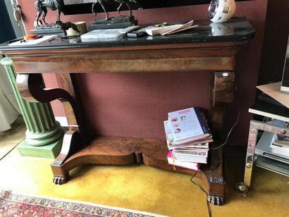 Console en acajou et placage d'acajou ouvrant...