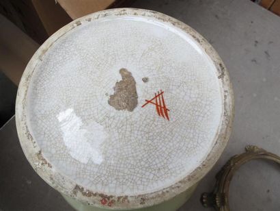 Paire d'importants vases en porcelaine céladon,...