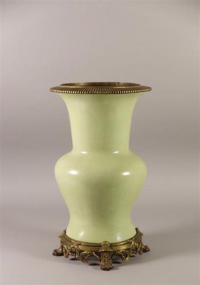 Paire d'importants vases en porcelaine céladon,...