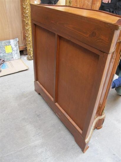 Meuble à hauteur d'appui à façade galbée...