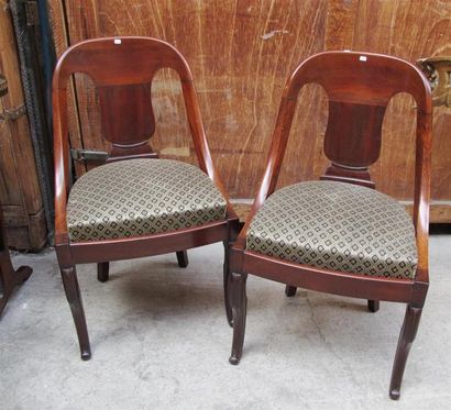 Paire de chaises gondoles en acajou et placage...