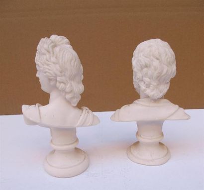 Deux petits bustes de figures antiques en...