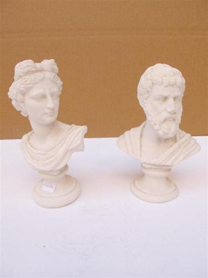 Deux petits bustes de figures antiques en...