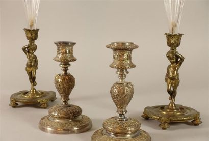 Paire de vases en bronze doré à décor de...
