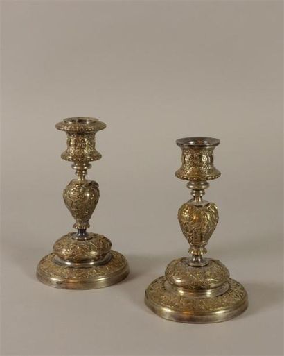 Paire de vases en bronze doré à décor de...