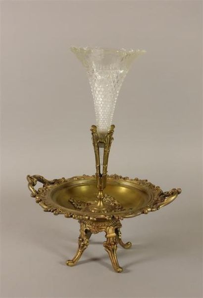 Paire de vases en bronze doré à décor de...