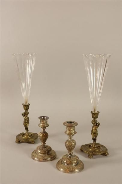 Paire de vases en bronze doré à décor de...