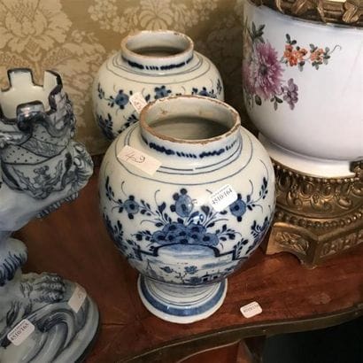 DELFT 
Paire de vases en faïence à décor...