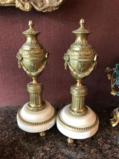 Paire de bougeoirs en bronze doré, le fût...