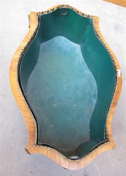 Jardinière de forme mouvementée à décor marqueté...