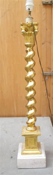 Lampe colonne torsadée en bois doré, socle...
