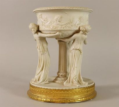 Grande coupe en biscuit de porcelaine à décor...