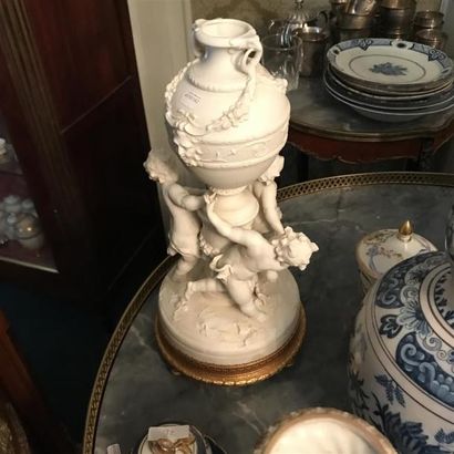 Grande coupe en biscuit de porcelaine à décor...