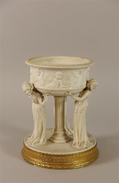 Grande coupe en biscuit de porcelaine à décor...