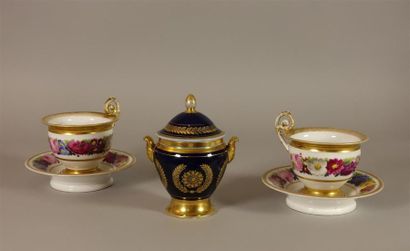 Deux grandes tasses et leurs soucoupes en...