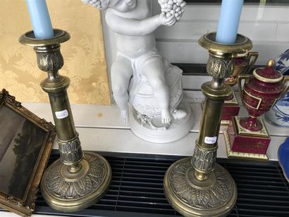 Paire de flambeaux en bronze doré reposant...