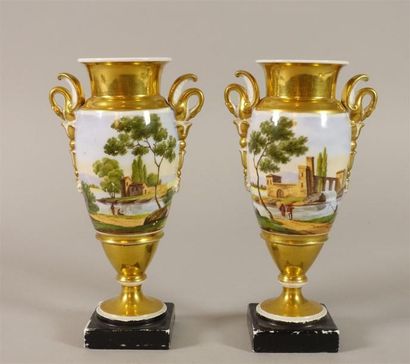 Paire de vases étrusques en porcelaine de...