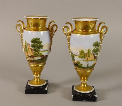 Paire de vases étrusques en porcelaine de...