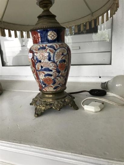 Vase en porcelaine,monture en bronze doré...