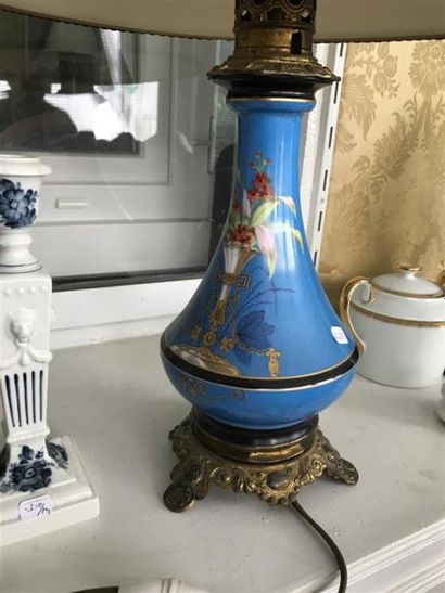 Lampe en porcelaine bleue, monture tripode...