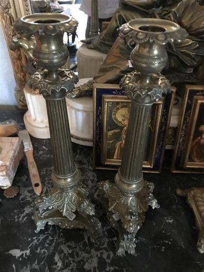 Paire de flambeaux en bronze, le fût cannelé,...
