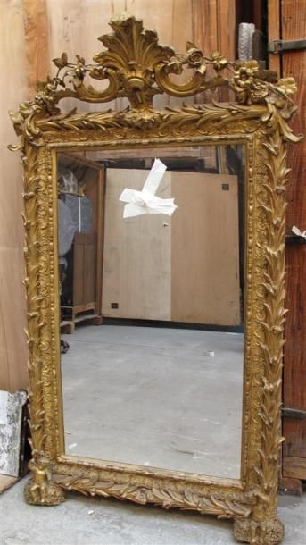 Importante glace en plâtre doré, le fronton...