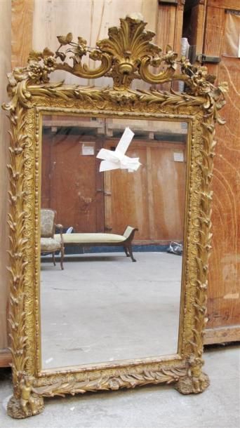 Importante glace en plâtre doré, le fronton...