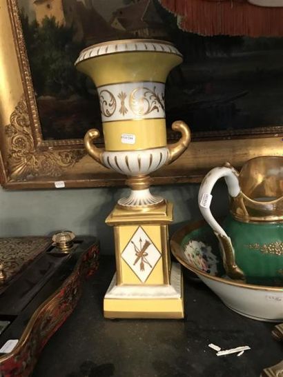 Vase Médicis sur un socle en porcelaine blanche...