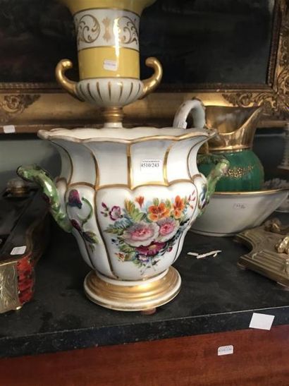 Paire de cache-pots en porcelaine blanche...