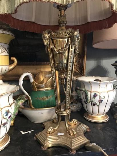 Lampe en forme de vase en athénienne 
Bronze...