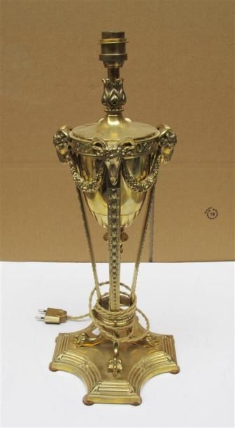 Lampe en forme de vase en athénienne 
Bronze...