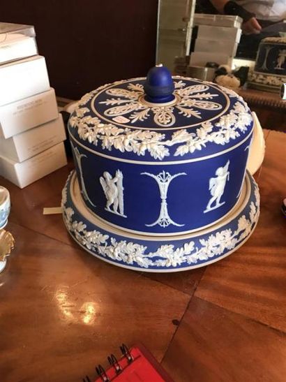 Dans le goût de Wedgwood.
- Cloche en porcelaine....
