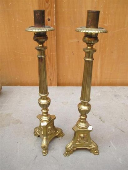 Paire de pique-cierges en bronze doré, base...
