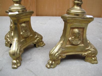 Paire de pique-cierges en bronze doré, base...