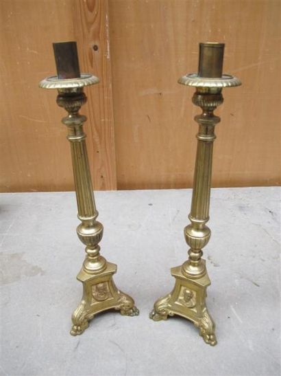Paire de pique-cierges en bronze doré, base...