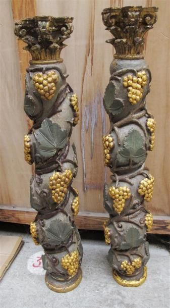 Deux colonnes en bois sculpté peintes à décor...