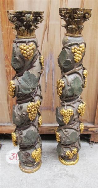 Deux colonnes en bois sculpté peintes à décor...